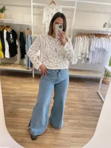 Pantalón de jean celeste de corte wide leg, tiro alto y material elastizado.