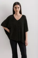 Sweater tejido de punto color crudo, con escote en V, mangas 3/4 y corte holgado.