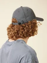 Gorra de lona lavada color gris con bordado frontal de la letra R.