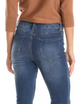 Jean recto marca Djeans, color azul, de tiro medio y pierna recta. Cuenta con pretina con pasadores, botón y cierre, y bolsillos delanteros y traseros.