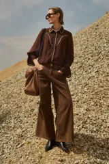 Pantalón jean culotte color chocolate, de tiro alto y corte ancho.