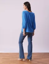 Blusa blanca texturada marca Ruby Rd, con escote redondo y mangas 3/4 con puño elastizado y apliques de broderie. Confeccionada en poliéster y elastano.