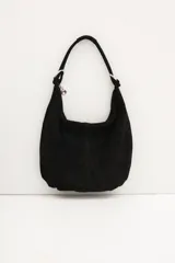 Bolso tipo hobo de cuero color visón con cierre superior y correa de hombro.