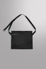 Bandolera negra de tejido técnico con correa ajustable, cierre con cremallera y detalle de texto y logo estampados.