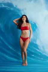 Top de bikini bandeau color negro, con tirantes finos removibles y copas removibles.