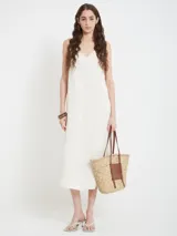 Vestido midi de viscosa, rayón y lino, color crudo, con escote en V en frente y espalda, y caída fluida.