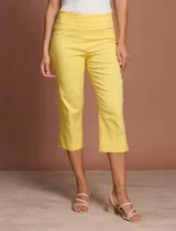 Pantalón capri amarillo de gabardina elastizada marca Ruby Rd, con pretina ancha elastizada, bolsillos delanteros simulados y bolsillos traseros aplicados.