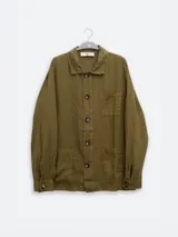 Chaqueta marrón de lino italiano, de corte relajado, con tres bolsillos frontales y cierre con botones.