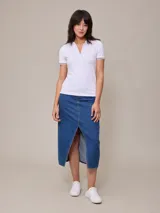 Remera polo blanca de piqué con cuello sin botones y mangas cortas con ribete a rayas rojas y azules. Corte clásico.