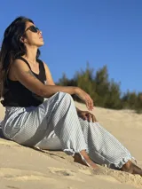 Pantalón de tela rayada rosa y blanco, de corte amplio y cintura elastizada.