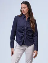 Camisa en símil suede color gris, con cuello con solapa y delantera fruncida, de marca Ninety.