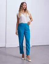 Pantalón de vestir color azul eléctrico, de corte recto y largo a la altura del tobillo.