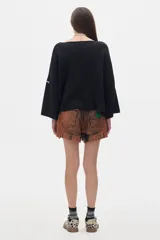 Buzo negro de algodón con cuello redondo y mangas largas.