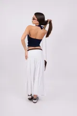 Pollera larga color blanco, con volados en el ruedo.