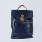 Mochila tipo portafolios en color navy, hecha de Napa Milano con cierre delantero y trasero, ideal para llevar laptops.