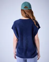 Poncho de cashmere cepillada con cuello en V, corte oversize, sin mangas, acabados acanalados y aberturas laterales.