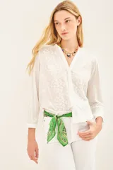 Camisa blanca de mangas largas con delantero en broderie de algodón y espalda en jersey.