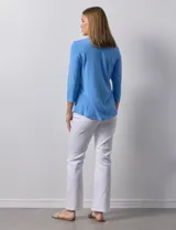 Remera celeste de modal con cuello cuadrado y apliques de aros metálicos.
