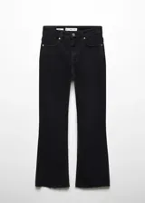 Pantalón de jean negro de corte cropped y acampanado, con tiro alto, cinco bolsillos y ruedo desflecado.