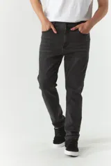 Jean celeste de corte slim, tiro medio y con presillas para cinturón.