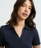 Blusa polo azul marino de rib de algodón, con cuello en V y manga corta.