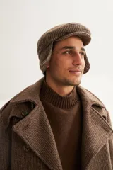 Boina marrón con orejeras y diseño a cuadros.