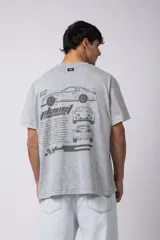 Remera gris con efecto lavado, cuello redondo y estampado con motivos de automovilismo.