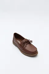 Zapato náutico color beige, de símil cuero, con cordones y suela marrón antideslizante.