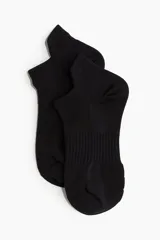 Pack de tres pares de medias deportivas negras de corte bajo, confeccionadas con tejido DryMove™ que absorbe la humedad. Cuentan con secciones de ventilación en malla, soporte de arco y secciones reforzadas en punta y talón.