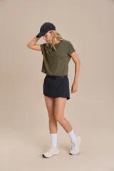 Remera deportiva verde militar de calce suelto, con mangas cortas, sisas desplazadas y abertura en la espalda. Confeccionada en tejido liviano y respirable con tecnología Quick Dry y Easy Care.
