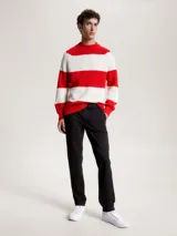 Pantalón chino negro de corte regular, confeccionado en sarga de mezcla de algodón orgánico. Cierre de cremallera con botón y detalles distintivos de Tommy Hilfiger.