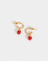 Aros tipo argolla dorados con dije colgante de frutilla roja.