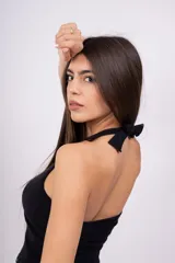 Top corto con estampado animal print de leopardo, escote halter y espalda descubierta.