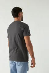 Remera gris de manga corta para hombre con estampado frontal de la marca Mistral y la palabra 'Revolt' repetida.