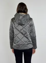 Campera plateada con capucha, cierre frontal con botones a presión y diseño acolchado con patrón de rombos.