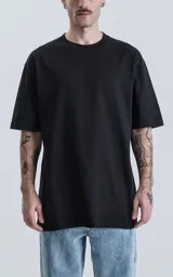 Remerón negro de corte extra oversize con hombros caídos, cuello redondo de rib y doble costura.