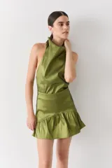 Minifalda de tafeta color marrón con volado en el ruedo.