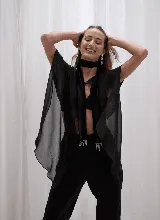 Capa corta color verde esmeralda de gasa transparente, con cuello redondo y abertura frontal con cierre de botón.