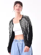 Campera negra de terciopelo con cierre frontal y apliques de lentejuelas plateadas.