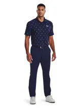Pantalón de golf color beige con corte entallado, confeccionado en tejido elástico y ligero.