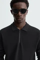 Polo de hombre regular fit, tejido de punto con mezcla de viscosa, color negro. Tiene cuello solapa con cierre frontal de cremallera, manga larga y acabados en rib.