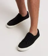 Championes negros de poliéster con textura, caja baja, puntera redonda y cierre con cordones.