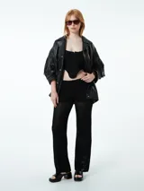 Pantalón negro de tejido de hilo calado con cintura elástica.