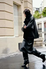 Cazadora negra de cuero sintético con cuello solapa y manga larga. Tiene bolsillos de plastrón en delantero, interior de borreguillo combinado a tono y cierre frontal con botones.