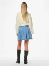 Minifalda de denim celeste con tiro alto y diseño plisado.