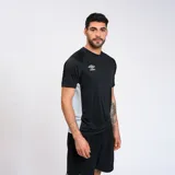 Remera deportiva negra con detalles en gris en los laterales y logo de Umbro estampado en blanco en el pecho.