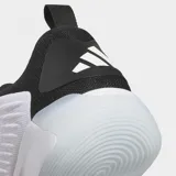 Championes de básquet Adidas Initiation, color blanco con detalles en negro. Presentan capellada de tela con refuerzos sintéticos, entresuela Dreamstrike+ y suela de goma.