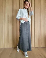 Pollera larga de denim oscuro con corte recto y diseño minimalista, ideal para diferentes estilos.