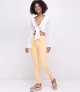 Pantalón de jean color amarillo pastel, corte skinny y cintura alta.
