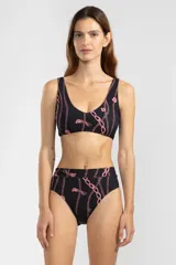 Bombacha de bikini negra con estampado de cadenas y felinos rosados.